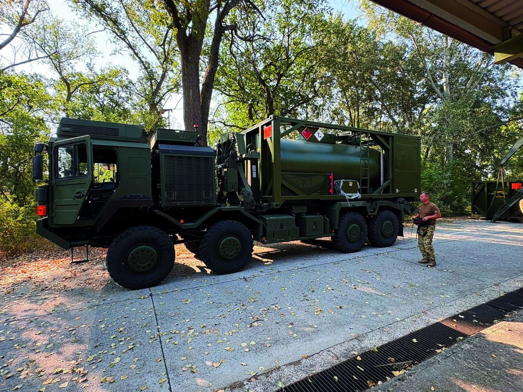 Militaire 6x6-truck met tankcontainer van M-Wildri in ISO-frame