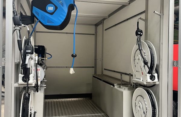 Aanhangwagen Boels met motorolietanks en haspels