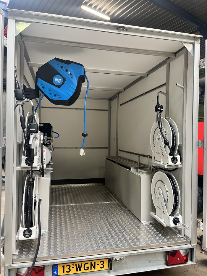 Aanhangwagen Boels met motorolietanks en haspels