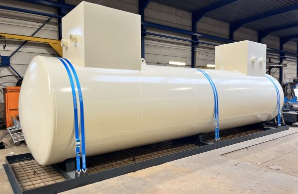 Ondergrondse tank met twee compartimenten, opzetputten en verankeringschassis
