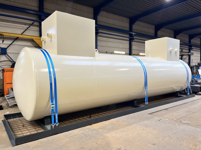 Ondergrondse tank met twee compartimenten, opzetputten en verankeringschassis